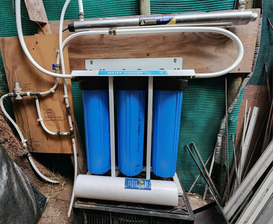 Three-chamber filter system with a UV steriliser mounted above it